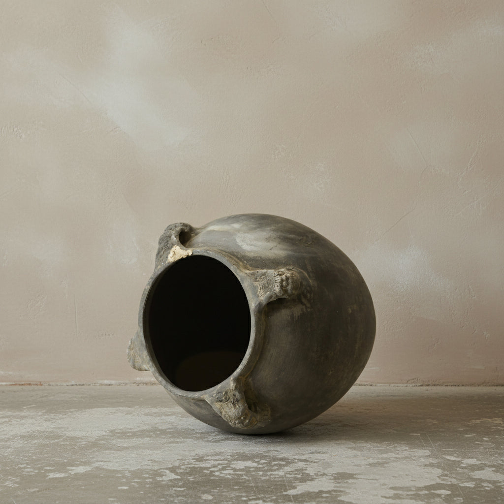 Vintage Lion Ears Dark Pot