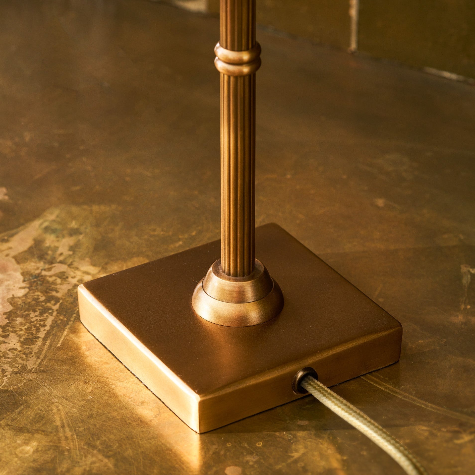 Antique Brass Table Lamp - Design Vintage