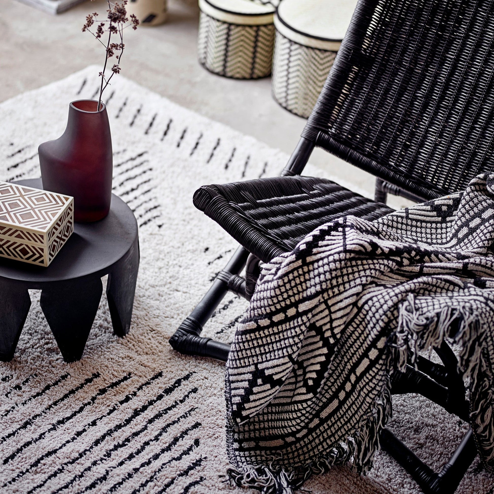 Black Geo Throw - Design Vintage