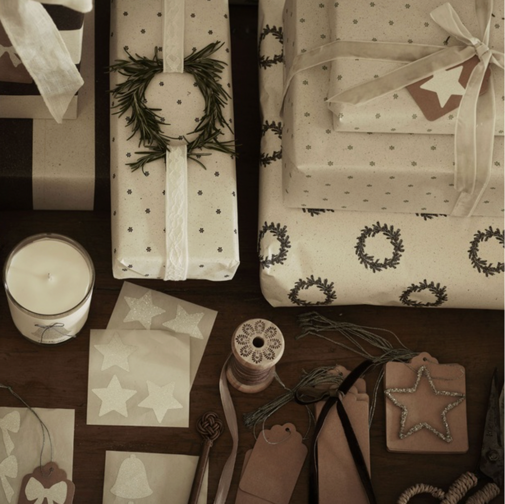 Mocha Flores Gift Wrap